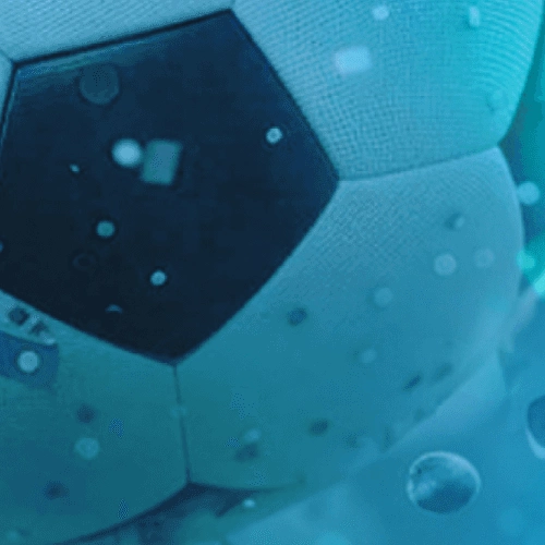 Gros plan d'un ballon de football mouillé — France. Ligue 1 2026